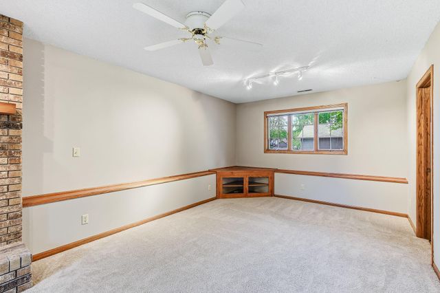 5518 Oakgreen Place N, Oak Park Heights, MN 55082