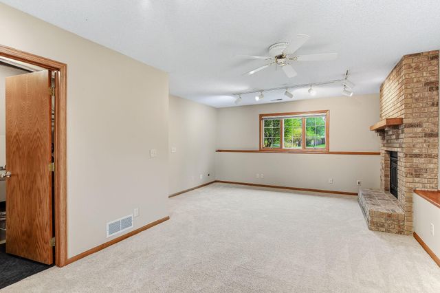 5518 Oakgreen Place N, Oak Park Heights, MN 55082