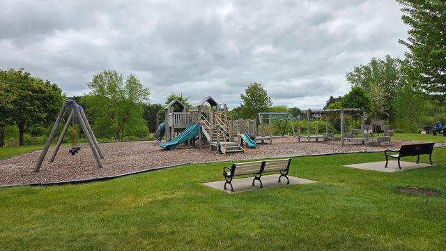 5518 Oakgreen Place N, Oak Park Heights, MN 55082