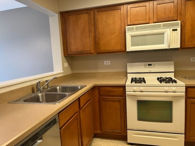 616 Lincoln Station Drive, Oswego, IL 60543