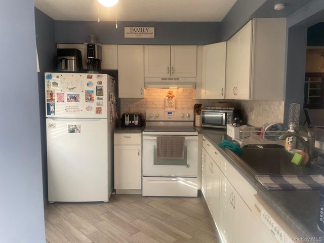 3601 Chelsea Cove S, Hopewell Junction, NY 12533