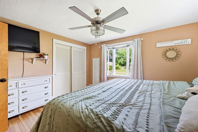 39 Bartels St, Springfield, MA 01128
