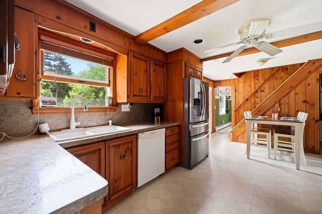 39 Bartels St, Springfield, MA 01128