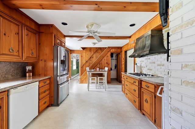 39 Bartels St, Springfield, MA 01128