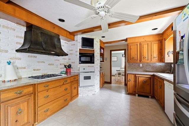 39 Bartels St, Springfield, MA 01128