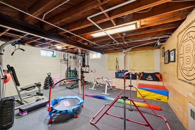 39 Bartels St, Springfield, MA 01128