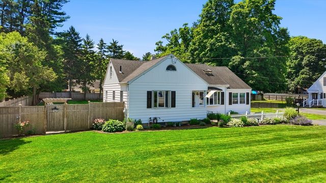 39 Bartels St, Springfield, MA 01128