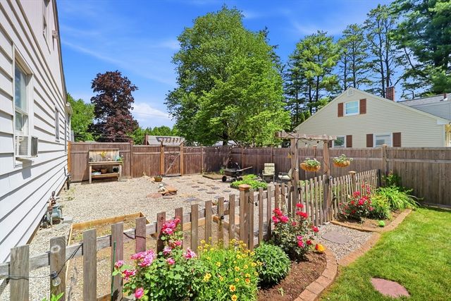 39 Bartels St, Springfield, MA 01128