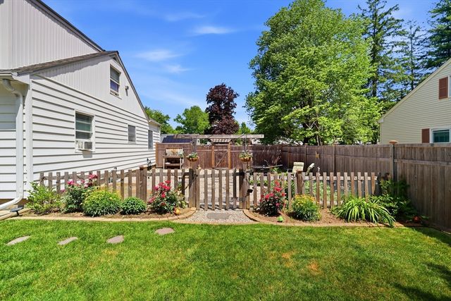 39 Bartels St, Springfield, MA 01128
