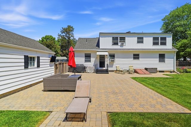 39 Bartels St, Springfield, MA 01128
