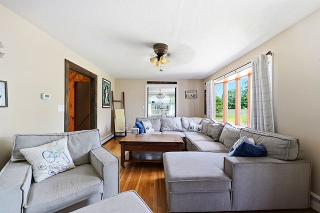 39 Bartels St, Springfield, MA 01128