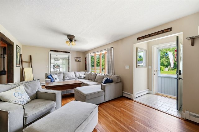 39 Bartels St, Springfield, MA 01128