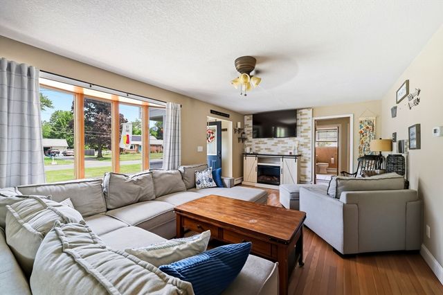 39 Bartels St, Springfield, MA 01128