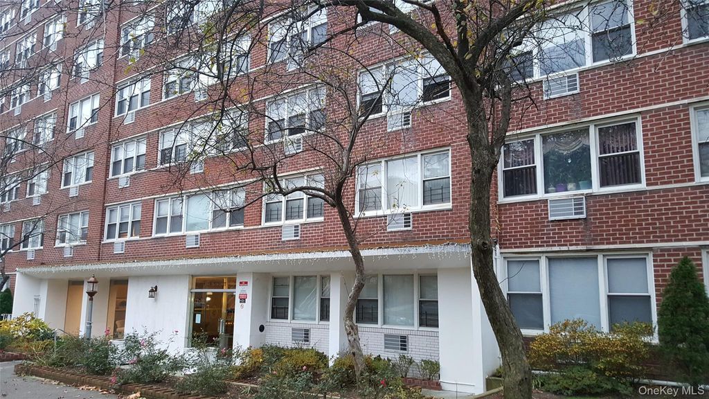 172-70 Highland Avenue 3M, Jamaica Estates, NY 11432 — exterior