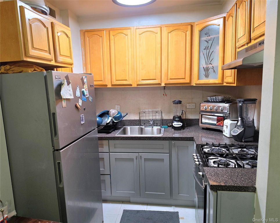 172-70 Highland Avenue 3M, Jamaica Estates, NY 11432 — photo 2