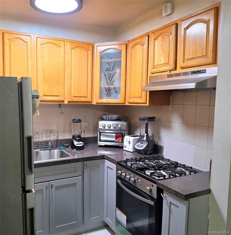 172-70 Highland Avenue 3M, Jamaica Estates, NY 11432 — photo 3