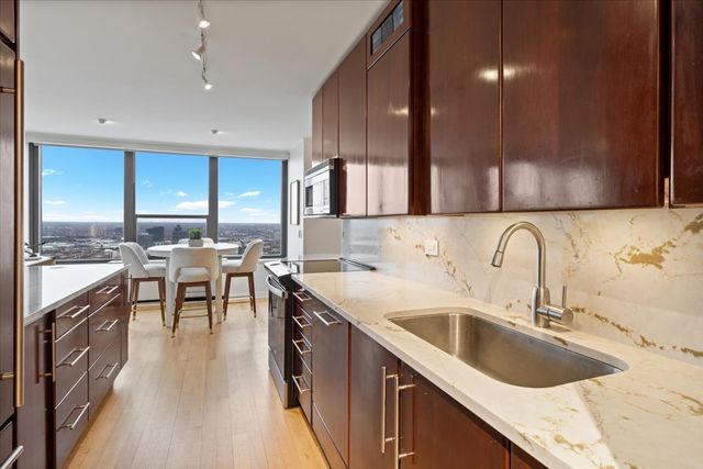 1560 N Sandburg Terrace 4301-4303, Chicago, IL 60610