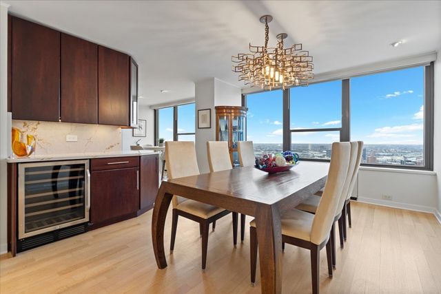 1560 N Sandburg Terrace 4301-4303, Chicago, IL 60610