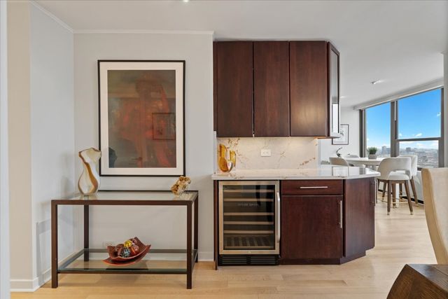 1560 N Sandburg Terrace 4301-4303, Chicago, IL 60610