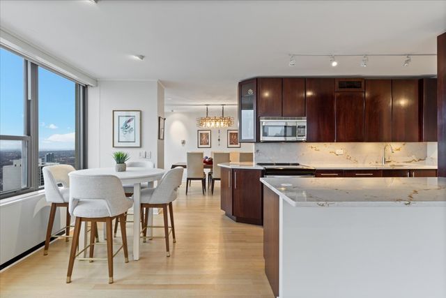 1560 N Sandburg Terrace 4301-4303, Chicago, IL 60610