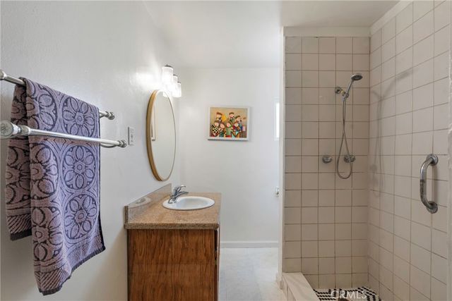 5817 Gary, Bakersfield, CA 93307