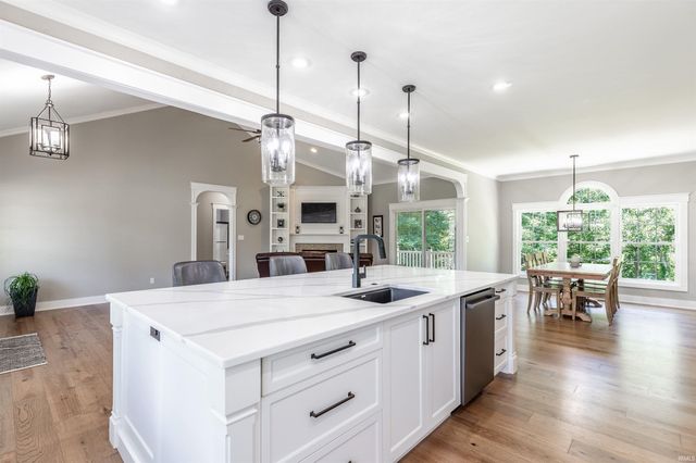 10689 S Oak Ridge Estate, Haubstadt, IN 47639