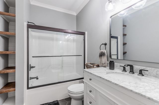 10689 S Oak Ridge Estate, Haubstadt, IN 47639