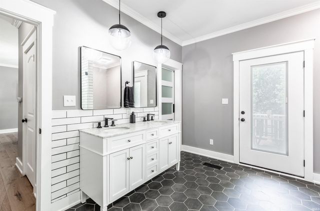 10689 S Oak Ridge Estate, Haubstadt, IN 47639
