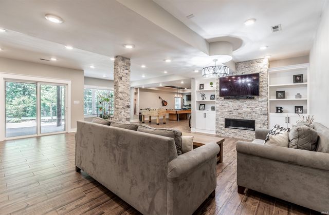 10689 S Oak Ridge Estate, Haubstadt, IN 47639