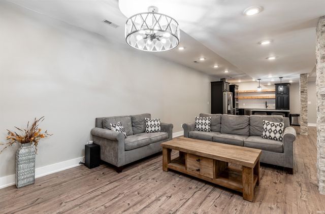 10689 S Oak Ridge Estate, Haubstadt, IN 47639
