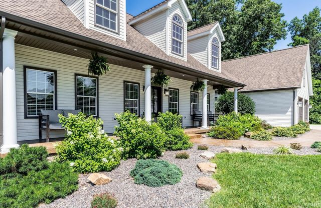 10689 S Oak Ridge Estate, Haubstadt, IN 47639