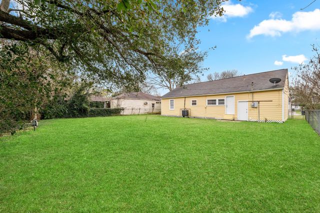 1130 17th Avenue N, Texas City, TX 77590