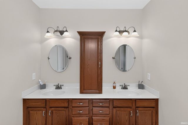 54725 County Road 33, Middlebury, IN 46540