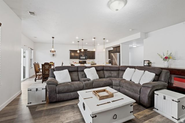 928 CHATHAM DR, North Salt Lake, UT 84054