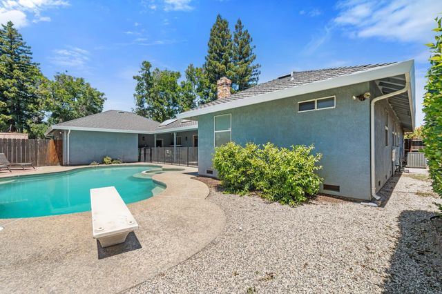 2412 Chianti Cir, Modesto, CA 95356