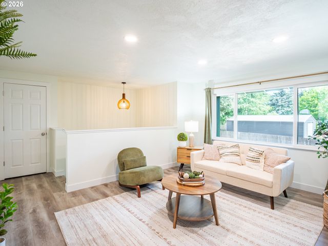 16927 Ne GLISAN St, Portland, OR 97230