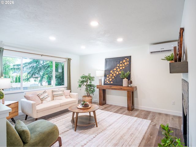 16927 Ne GLISAN St, Portland, OR 97230