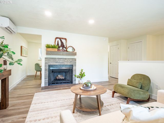 16927 Ne GLISAN St, Portland, OR 97230
