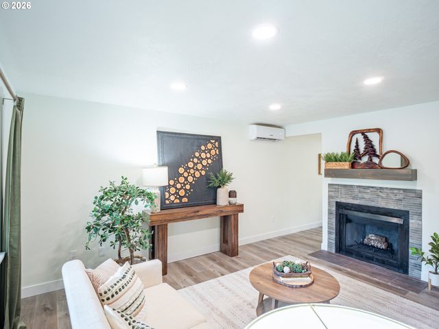 16927 Ne GLISAN St, Portland, OR 97230