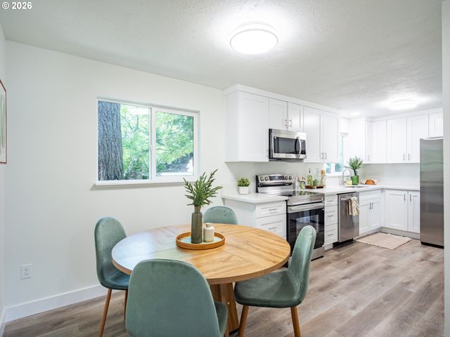 16927 Ne GLISAN St, Portland, OR 97230