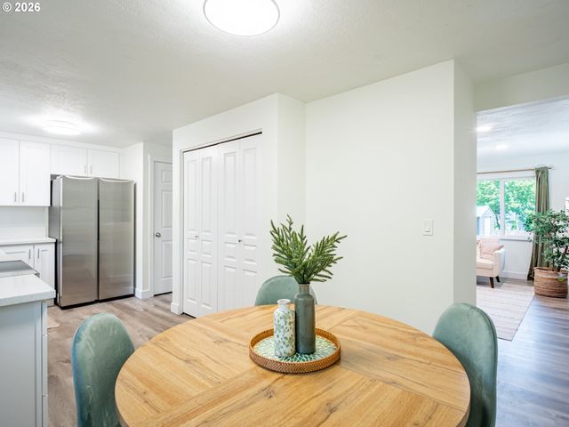 16927 Ne GLISAN St, Portland, OR 97230