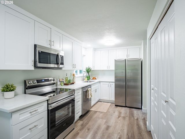 16927 Ne GLISAN St, Portland, OR 97230