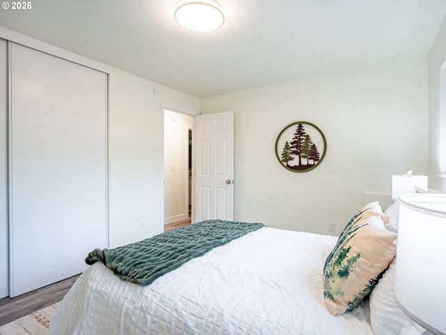16927 Ne GLISAN St, Portland, OR 97230