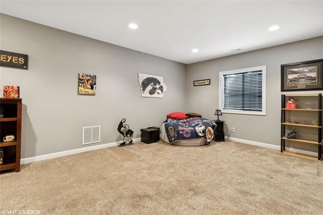 4653 SE Grosbeak Point, West Des Moines, IA 50265