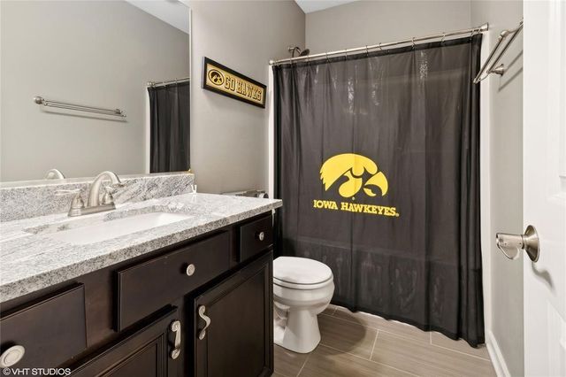 4653 SE Grosbeak Point, West Des Moines, IA 50265
