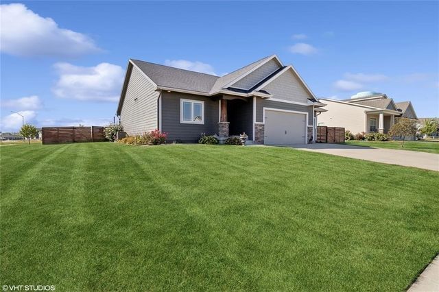 4653 SE Grosbeak Point, West Des Moines, IA 50265