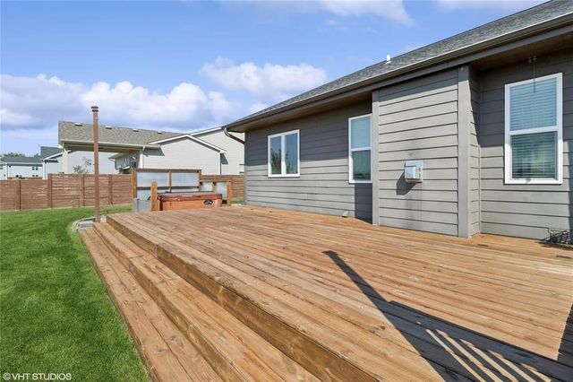 4653 SE Grosbeak Point, West Des Moines, IA 50265