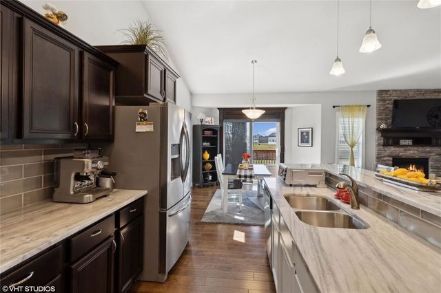 4653 SE Grosbeak Point, West Des Moines, IA 50265