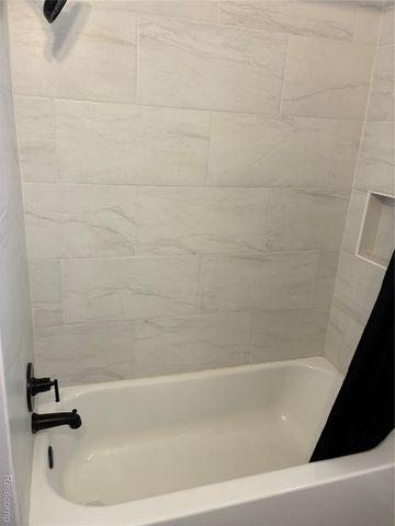 422 Kuhn Street, Pontiac, MI 48342