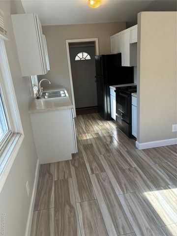 422 Kuhn Street, Pontiac, MI 48342